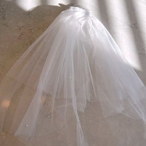 DISCOUNT! ALL wedding must go!*  Pearlized short veil
